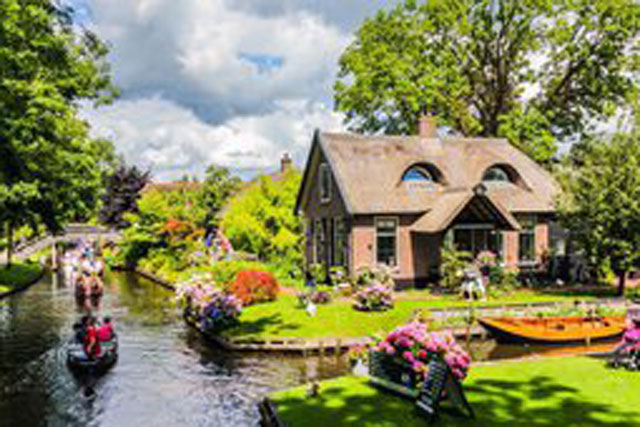 Ngôi làng không đường đi như chốn cổ tích ở Hà Lan, yên tĩnh đến mức âm thanh lớn nhất nghe được chỉ là tiếng kêu của thiên cầm