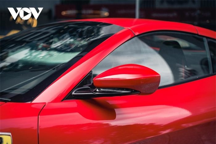 Bên trong, nội thất của chiếc Ferrari Portofino M đầu tiên tại Việt Nam được bọc da pha da lộn màu đen, các chi tiết tương phản màu đỏ.