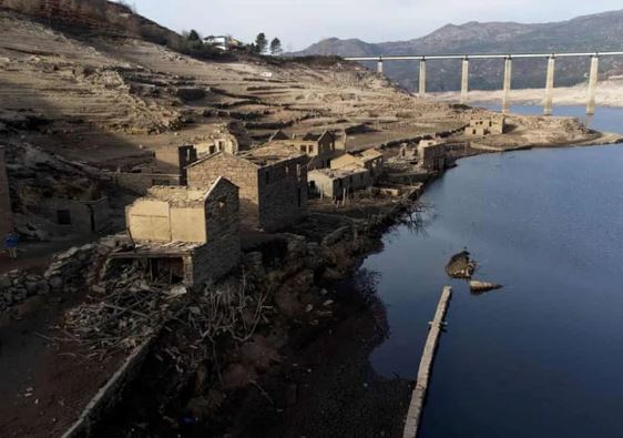 Tây Ban Nha: Sự trở lại của ngôi làng ma sau 30 năm chìm sâu dưới lòng hồ