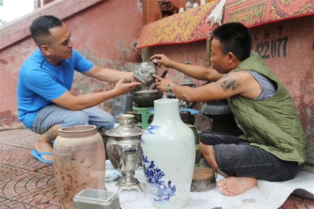 Chiêm ngưỡng hàng trăm món đồ cổ ở khu chợ 'có 1 không 2' tại thành phố Vinh ảnh 11