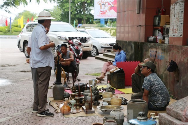 Chiêm ngưỡng hàng trăm món đồ cổ ở khu chợ 'có 1 không 2' tại thành phố Vinh ảnh 13