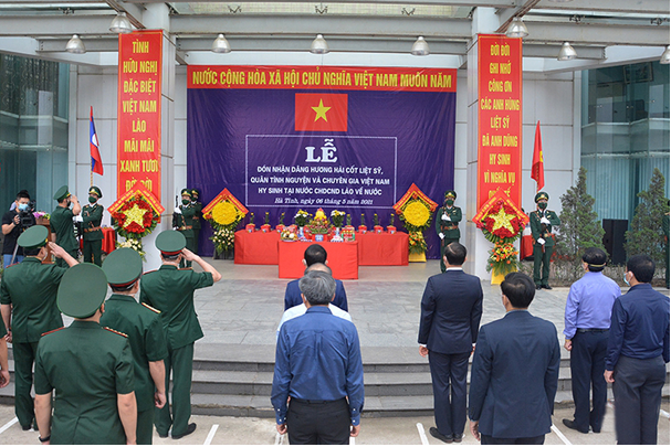 Tỉnh Hà Tĩnh tổ chức lễ đón nhận hài cốt liệt sỹ quân tình nguyện và chuyên gia Việt Nam hy sinh ở nước Cộng hòa DCND Lào.