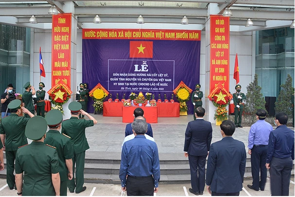 Tỉnh Hà Tĩnh tổ chức lễ đón nhận hài cốt liệt sỹ quân tình nguyện và chuyên gia Việt Nam hy sinh ở nước Cộng hòa DCND Lào.