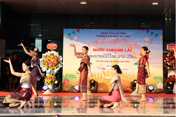 Lưu học sinh Lào đón Tết cổ truyền Bunpimay tại Trường Đại học Hà Tĩnh