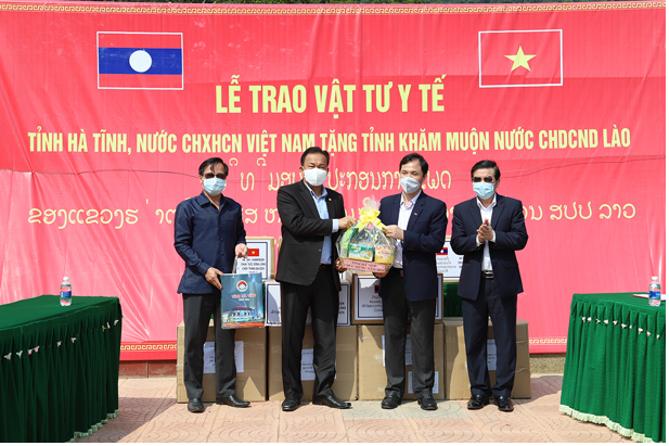 Lãnh đạo tỉnh Hà Tĩnh trao trang thiết bị y tế trị giá 500 triệu đồng hỗ trợ tỉnh Khăm Muộn (CHDCND Lào) phòng chống dịch bệnh Covid-19 (ảnh tháng 4/2020).