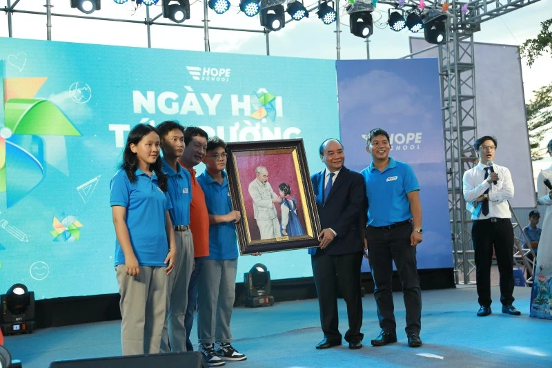 Chủ tịch nước Nguyễn Xuân Phúc tặng bức tranh đá cho học sinh trường.