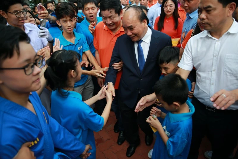 Chủ tịch nước Nguyễn Xuân Phúc giao lưu cùng các con Trường Hy Vọng