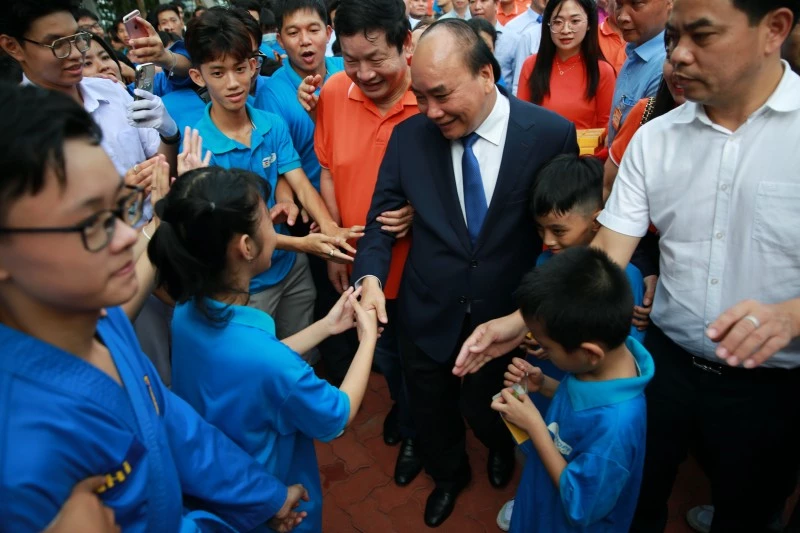 Chủ tịch nước Nguyễn Xuân Phúc giao lưu cùng các con Trường Hy Vọng Chủ tịch nước Nguyễn Xuân Phúc giao lưu cùng các con Trường Hy Vọng