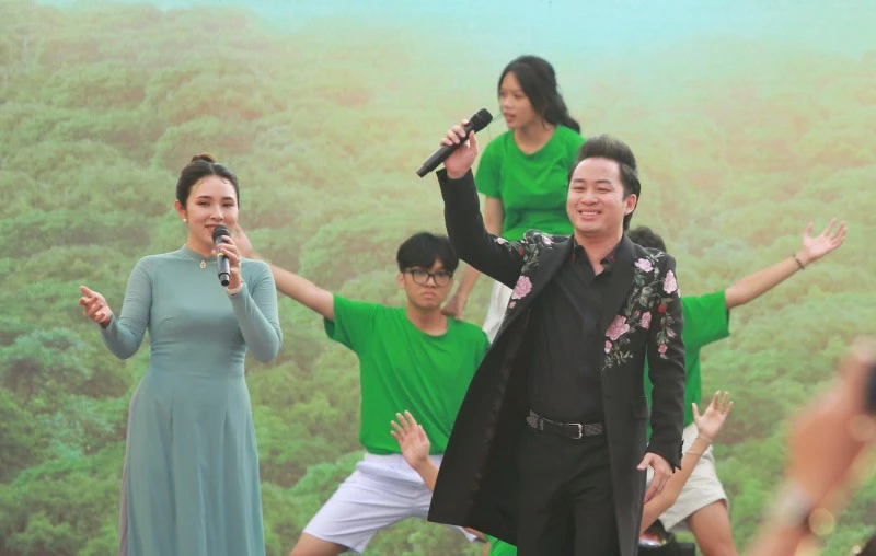 Ca sĩ Tùng Dương và Bảo Trâm Ca sĩ Tùng Dương và Bảo Trâm