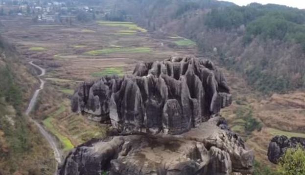 Giải mã khối đá hàng chục tấn giữ thăng bằng trên điểm tựa 30-50cm hút nhiều du khách