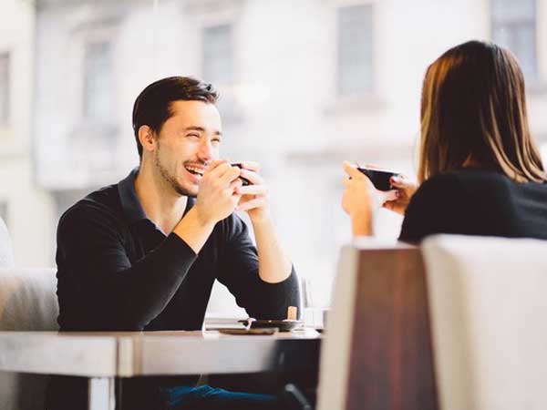 Ra khỏi tòa, tôi bật khóc khi thấy mẹ chồng đứng đợi sẵn với lon nước sâm và đưa tôi cuốn sổ tiết kiệm 500 triệu đồng