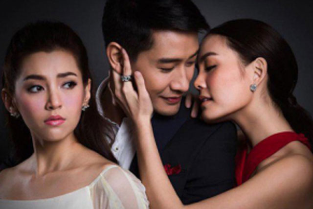 4 ngành nghề phụ nữ dễ ngoại tình nhất? Anh nào có vợ đang làm thì phải để ý