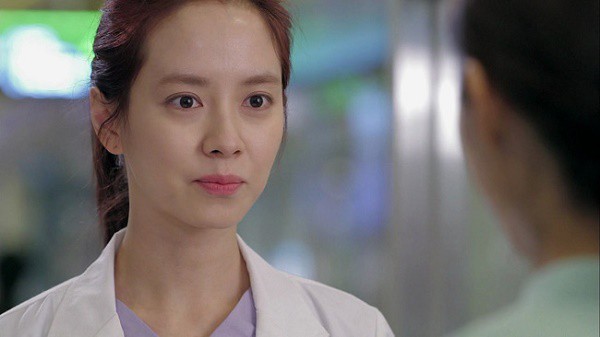 Gặp lại chồng đang tình cảm bên con trai và vợ mới, vợ cũ buông một câu khiến gia đình hạnh phúc bỗng hoang mang tột độ