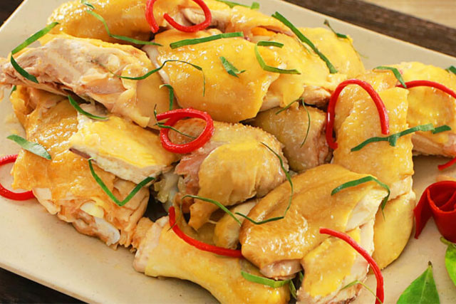 Gà luộc với nước lã nhạt thịt: Dùng loại nước này thịt ngọt mềm, đậm vị hơn hẳn, ai cũng mê