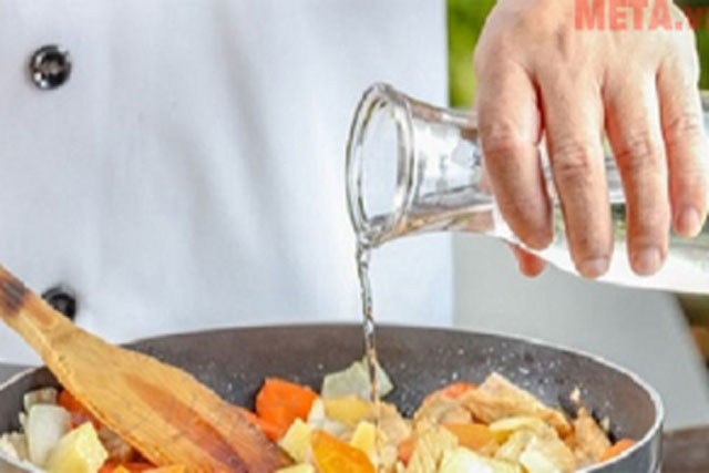 Lỡ tay nấu mặn đừng vội đổ thêm nước lạnh: Thả ngay thứ này vào món canh tròn vị, đậm đà không mất chất