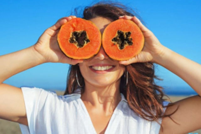 Mẹo "cấp cứu" mái tóc khô xơ, cháy nắng bằng mặt nạ đu đủ