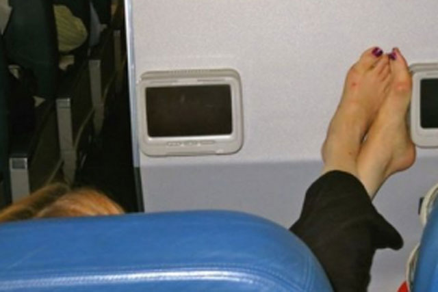 Tiếp viên hàng không tiết lộ lý do vì sao bạn không nên đi chân trần khi đi máy bay