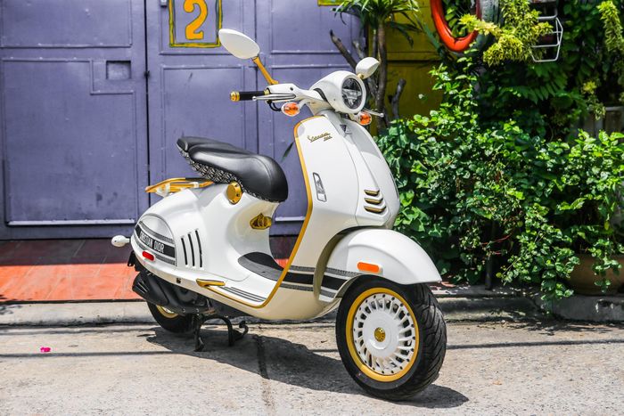 Cận cảnh Vespa 946 Christian Dior 155, giá gần 700 triệu tại Việt Nam