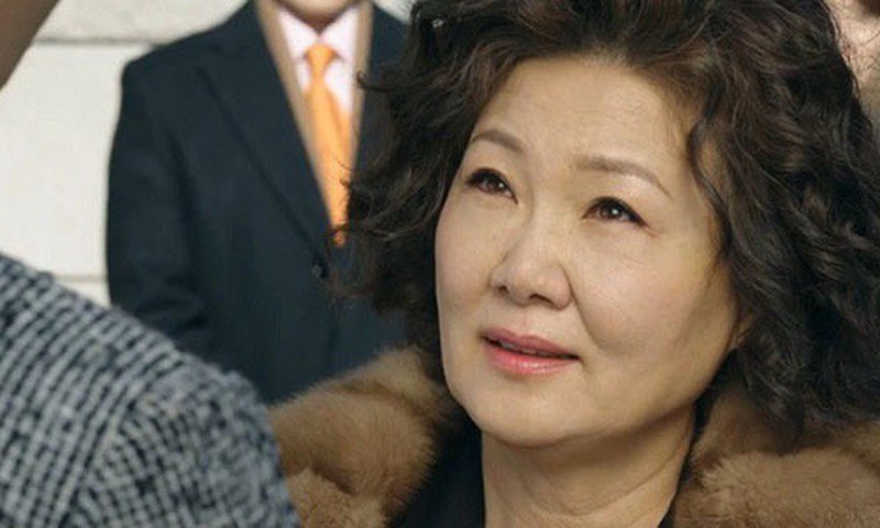 Mẹ anh lén lút 1 mình vào viện phụ sản, tôi cố tình theo dõi thì bị sốc