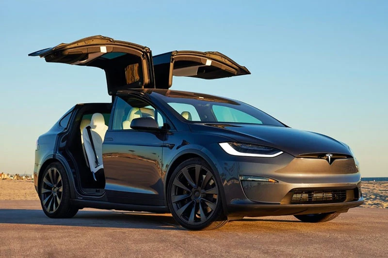 8. Tesla Model X Plaid (vận tốc tối đa: 262 km/h).