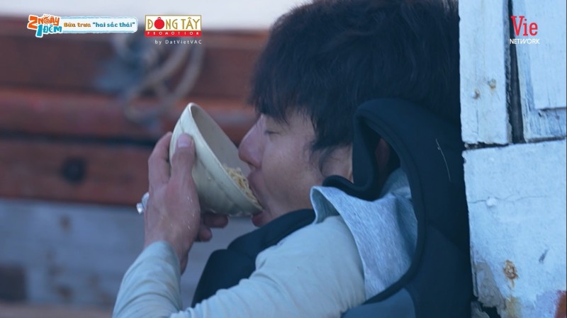 Dương Lâm say sóng, Kiều Minh Tuấn, Jun Phạm, Ngô Kiến Huy nấu mì cứu đói trên thuyền đánh cá