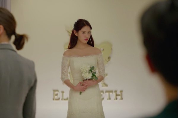 Tình cũ xông vào phá đám cưới, mẹ chồng nổi điên tát tôi sấp mặt