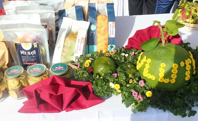 Cam sành, bưởi 5 roi -  sản phẩm chủ lực của các HTX nông nghiệp trên địa bàn tỉnh trưng bày giới thiệu tại Ngày hội Du lịch Vĩnh Long năm 2022 