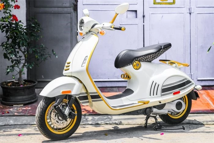  Vespa 946 Christian Dior chính hãng được mở bán vào đầu năm nay. Gần đây, 946 Christian Dior tại Việt Nam có thêm phiên bản nhập khẩu từ Mỹ. Xe được bán bởi đại lý tư nhân, mức giá không được tiết lộ. 