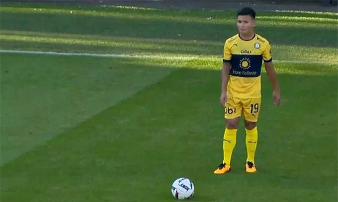 Quang Hải vào sân từ ghế dự bị nhưng không thể giúp Pau FC có điểm trước Quevilly 