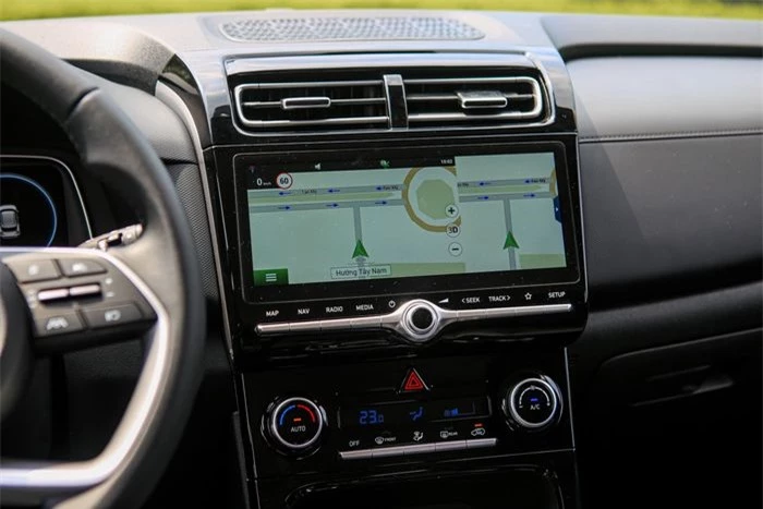  Hệ thống giải trí vẫn dùng màn hình trung tâm 10 inch tích hợp Apple CarPlay/Android Auto, tuy nhiên dàn loa được nâng cấp từ 6 loa lên 8 loa đến từ thương hiệu Bose. Không gian nội thất sử dụng phần lớn là vật liệu nhựa, tuy nhiên độ hoàn thiện tốt. 