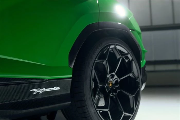  Lốp Pirelli P Zero là trang bị tiêu chuẩn. Lần đầu tiên, mẫu SUV hiệu suất cao được Lamborghini bổ sung tùy chọn lốp đua semi-slick Pirelli P Zero Trofeo R. 