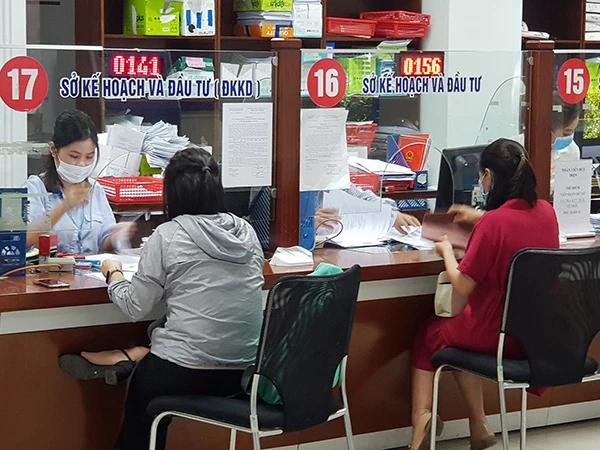 Người dân và doanh nghiệp đến giao dịch tại Bộ phận Một cửa Sở KH&ĐT Đà Nẵng