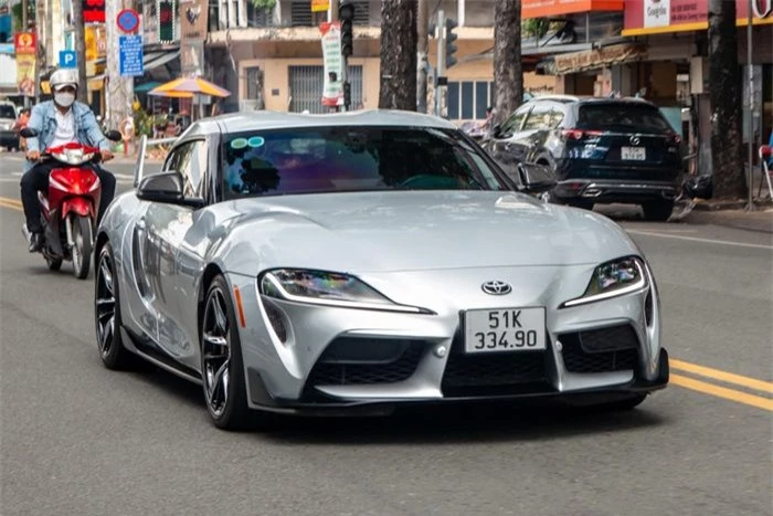  Sáng 20/8, ông Đặng Lê Nguyên Vũ cầm lái chiếc Toyota GR Supra thế hệ mới ở một tuyến phố trung tâm TP.HCM. Đây là chiếc Supra thế hệ thứ 5 (Mark V) duy nhất đang có mặt tại Việt Nam. Xe sở hữu lớp sơn màu bạc. 