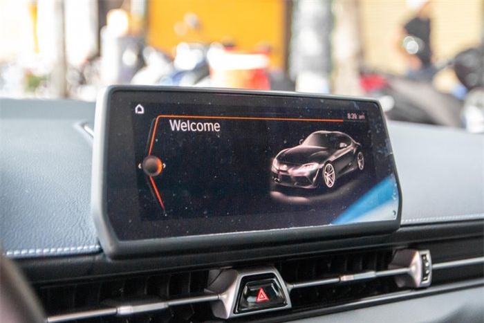  Là phiên bản 3.0 Premium, xe sở hữu màn hình giải trí trung tâm cảm ứng 8,8 inch tích hợp tính năng điều hướng và nhận diện giọng nói, tương thích với Apple CarPlay cùng dịch vụ viễn thông Supra Connect. 