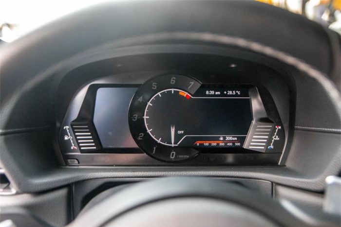  Gói công nghệ an toàn Toyota Safety Sense là trang bị tiêu chuẩn, đi kèm với các công nghệ bổ sung như hệ thống hỗ trợ khởi hành ngang dốc, hệ thống kiểm soát lực kéo… Toyota trang bị cho Supra hai chế độ lái Normal và Sport, trong đó chế độ Sport can thiệp đến vi sai và khuếch đại âm thanh từ ống xả.