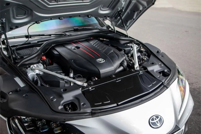  Toyota GR Supra 3.0 Premium được trang bị động cơ I6, dung tích 3.0L do BMW phát triển, sản sinh công suất 382 mã lực và 499 Nm mô-men xoắn 499 Nm. Kết hợp với hộp số tự động 8 cấp do ZF sản xuất và hệ dẫn động cầu sau, xe có thể tăng tốc 0-100 km/h trong 4,3 giây, tốc độ tối đa được giới hạn điện tử ở 250 km/h. Với thông số này, Supra A90 trở thành dòng xe Toyota nhanh nhất trong lịch sử. 