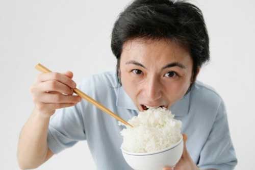 Những sai lầm khi ăn cơm gây hại sức khỏe khủng khiếp nhiều người Việt thường mắc phải