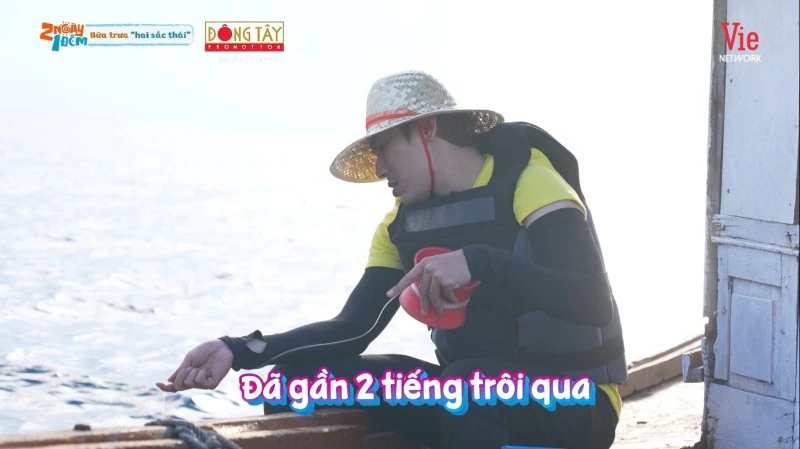 Vẻ mặt bất lực của Kiều Minh Tuấn vì không câu được cá