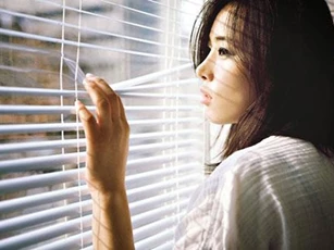 Bị mẹ gán nợ cho chồng già, tân hôn tôi hạnh phúc bật khóc vì hành động của chồng