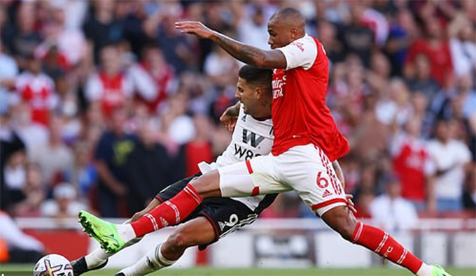 Gabriel lập công chuộc tội, Arsenal toàn thắng cả 4 vòng đầu