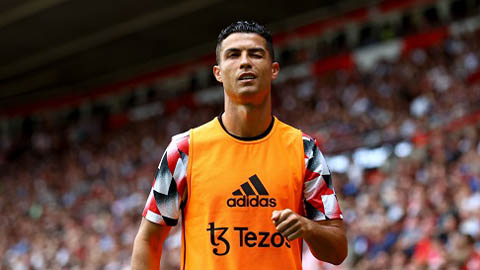 Ronaldo không vui khi bị Man United cắt giảm 25% thu nhập
