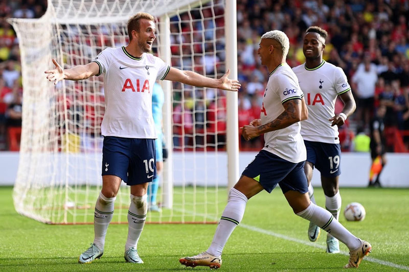 Kane lập cú đúp và đá hỏng 11m, Tottenham 'bay' vào top 3