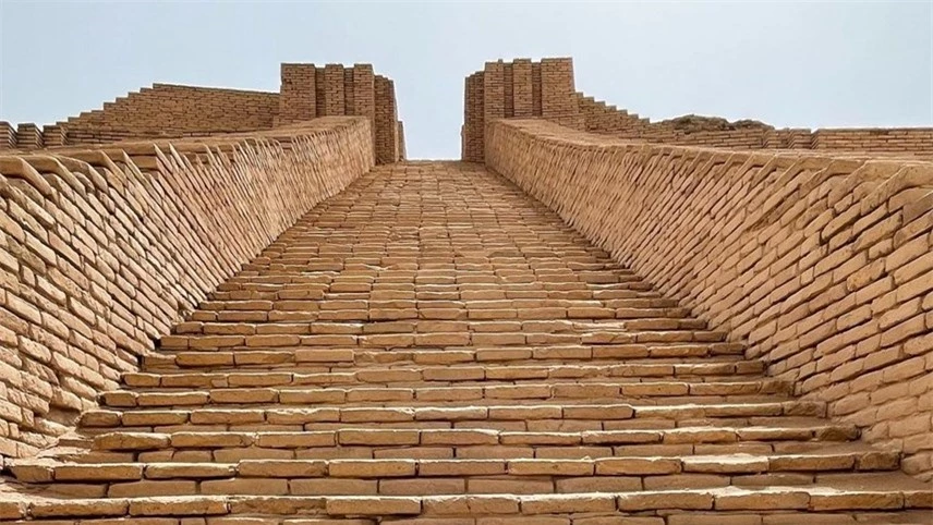 Mỗi góc trong số bốn góc của ziggurat đều hướng về một hướng chính và một cầu thang lớn hướng về mặt trời mọc vào hạ chí. Nguồn: Geena Truman.