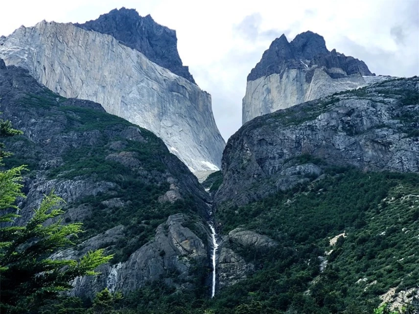 Th&aacute;p của nữ thần - Cảnh quan sở hữu tầm nh&igrave;n từ ph&iacute;a sau của những "ngọn th&aacute;p" mang t&iacute;nh biểu tượng của d&atilde;y n&uacute;i Paine, được chụp nhiếp ảnh gia khi đi bộ xuy&ecirc;n qua vườn quốc gia Torres Del Paine ở Patagonia, Chile.