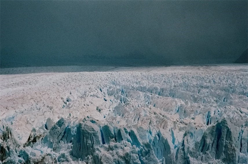Rồng băng - Đ&acirc;y l&agrave; s&ocirc;ng băng Perito Moreno nằm trong c&ocirc;ng vi&ecirc;n quốc gia Los Glaciares ở Patagonia, Argentina.&nbsp;Dragons of Ice, khối băng rộng 250 km vu&ocirc;ng l&agrave; trữ lượng nước ngọt lớn thứ ba thế giới v&agrave; bắt đầu h&igrave;nh th&agrave;nh trong thời kỳ băng h&agrave; cuối c&ugrave;ng, bắt đầu c&aacute;ch đ&acirc;y khoảng 2,6 triệu năm v&agrave; kết th&uacute;c khoảng 11.700 năm trước.&nbsp;C&aacute;c nh&agrave; khoa học t&iacute;nh to&aacute;n rằng s&ocirc;ng băng khoảng 18.000 năm tuổi.
