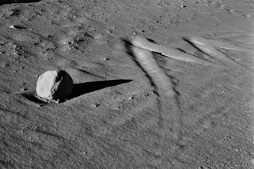 Kẻ c&ocirc; đơn - Một kh&aacute;m ph&aacute; trong thời gian v&agrave; kh&ocirc;ng gian, tập trung v&agrave;o một khối đ&aacute; v&agrave; c&aacute;t duy nhất được tạo bởi gi&oacute; v&agrave; nước, được chụp tại Valle de la Luna (Thung lũng Mặt trăng) ở ph&iacute;a t&acirc;y San Pedro De Atacama trong ph&iacute;a bắc Chile trong sa mạc Atacama.