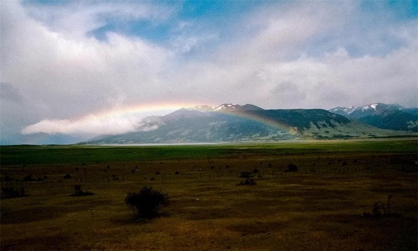 '"V&agrave;o một ng&agrave;y y&ecirc;n tĩnh, t&ocirc;i c&oacute; thể nghe thấy tiếng thở của c&ocirc; ấy" - Cầu vồng ở Patagonia, Chile h&eacute; lộ đường ch&acirc;n trời bằng &aacute;nh s&aacute;ng trắng sau cơn mưa v&agrave; một ng&agrave;y d&agrave;i đi bộ v&agrave;o cuối buổi chiều.