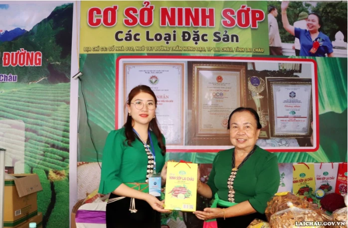 Gian hàng trưng bày sản phẩm OCOP của cơ sở Ninh Sớp, Lai Châu. 