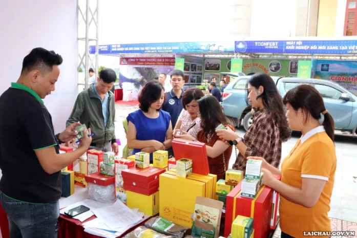 Tại gian hàng giới thiệu, trưng bày sản phẩm của tỉnh Hà Giang, khách hàng vừa xem và vừa nghe giới thiệu về chức năng của từng mặt hàng để lựa chọn cho mình sản phẩm phù hợp.