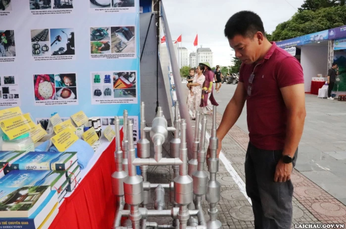 Thành phố Hà Nội mang đến triển lãm máy lọc nước sử dụng công nghệ MET làm sạch nguồn nước không dùng vi sinh, không dùng điện năng, không dùng hóa chất, không dùng lõi lọc... Đây là sản phẩm sáng chế độc quyền bởi Bộ Khoa học và Công nghệ. 
